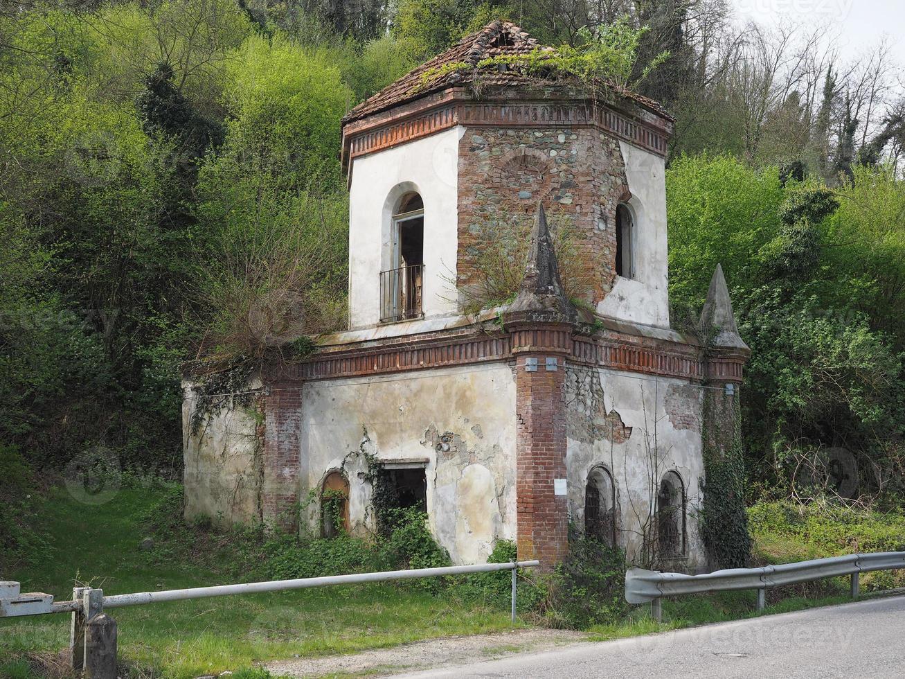 ruínas da capela gótica em chivasso, itália foto