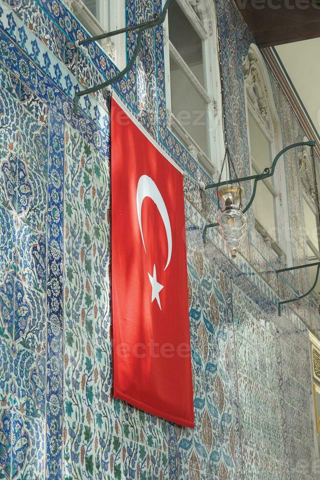 Peru Istambul 22 pode 2023. turco bandeira em a parede do uma eyup sultão mesquita foto