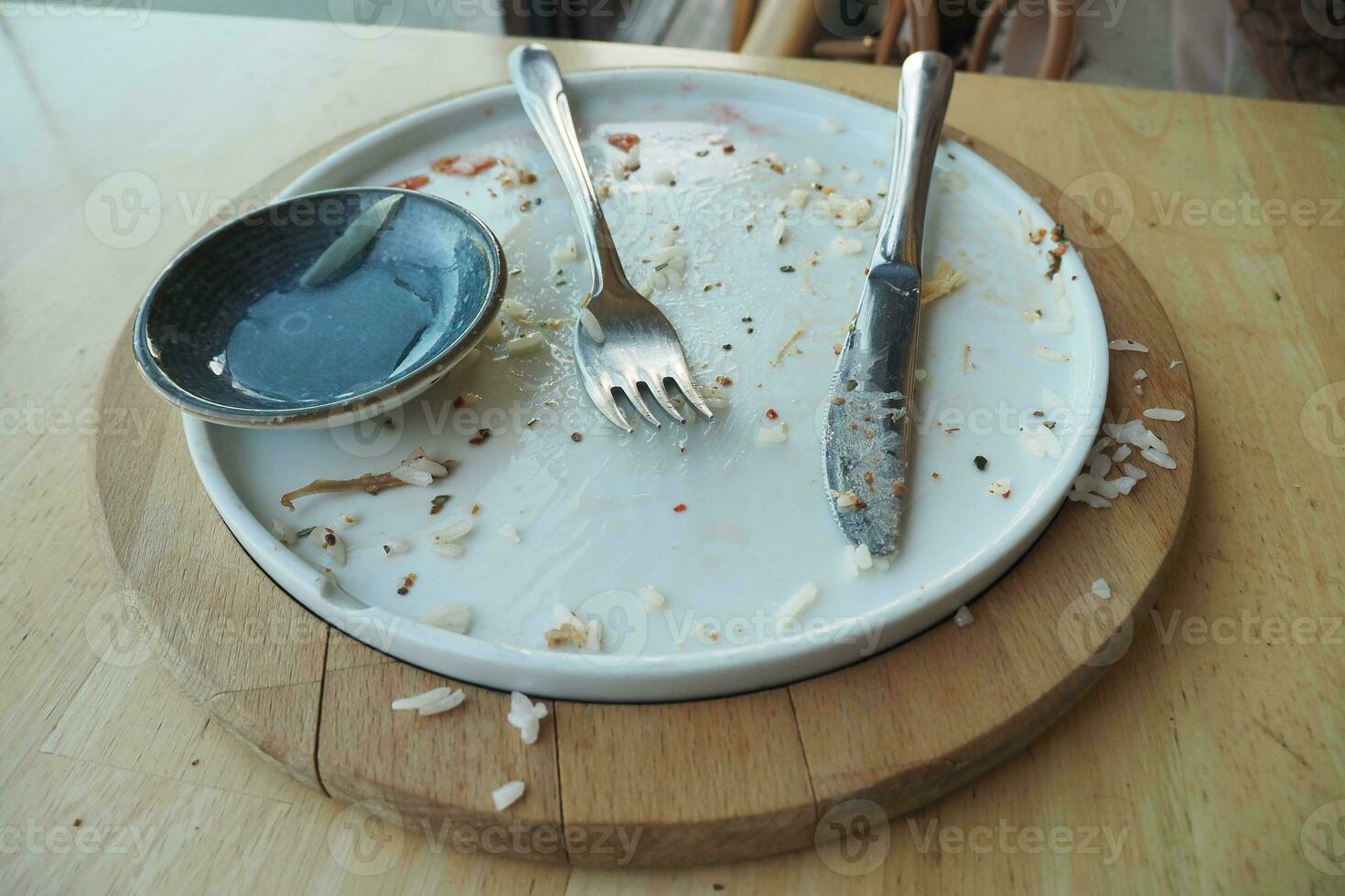 prato vazio depois de comer na mesa foto