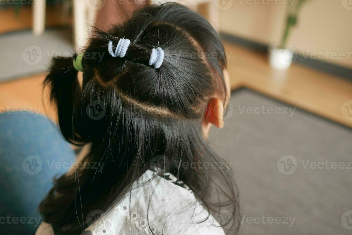 lindo fita é amarrado em uma criança cabelo foto