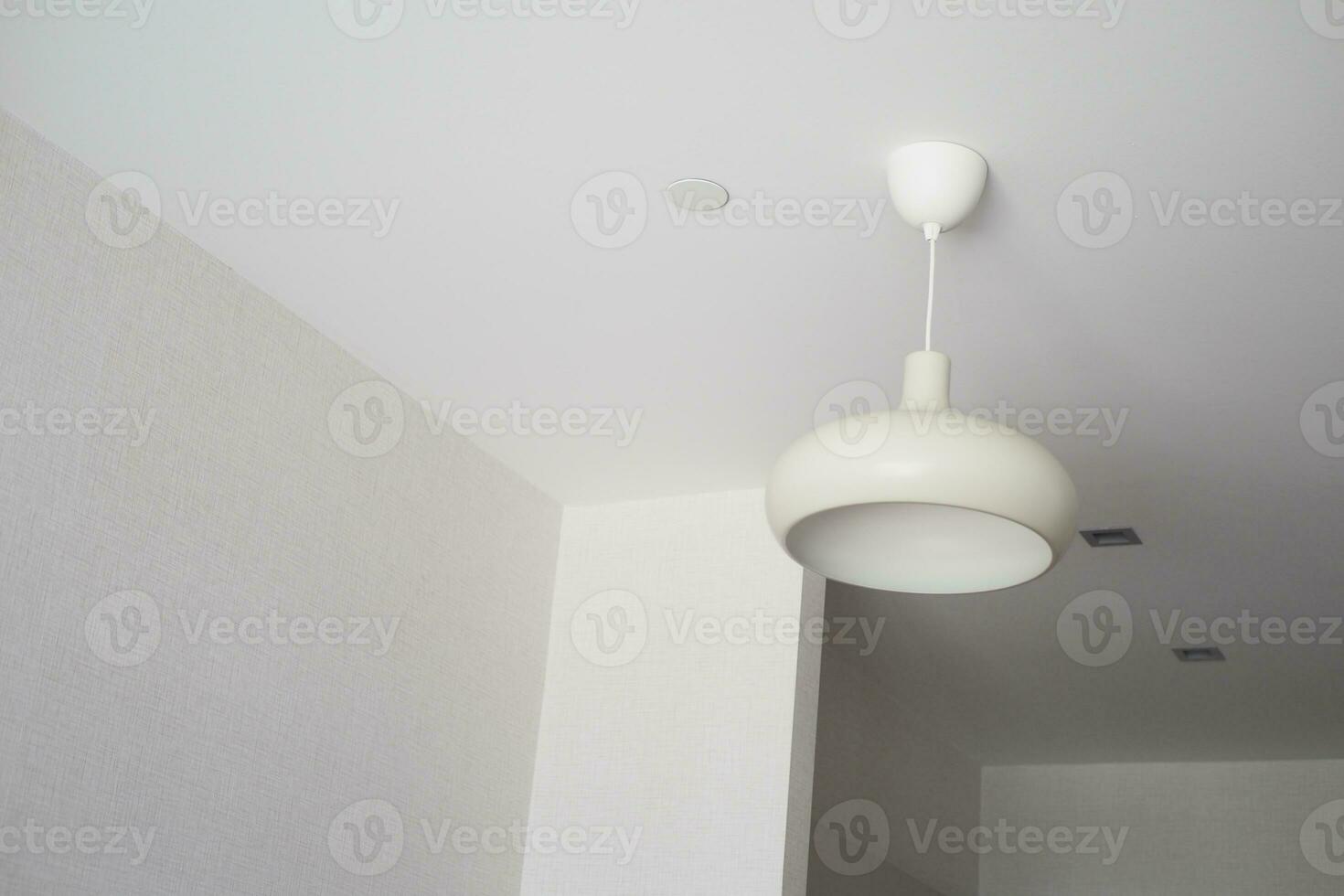 cinzento teto luminária suspensão dentro uma quarto , foto