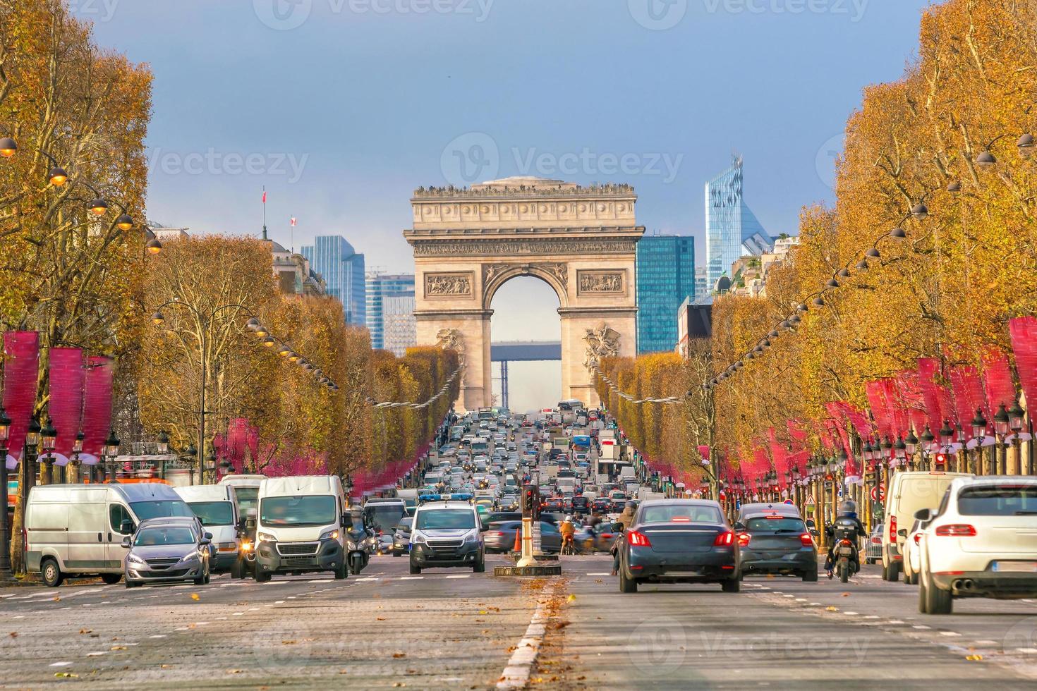 famosos champs-elysees e arco do triunfo em paris foto