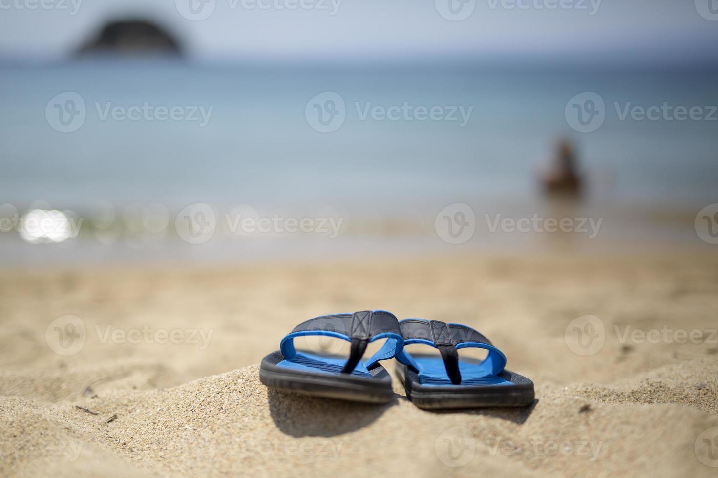 chinelo azul na praia foto