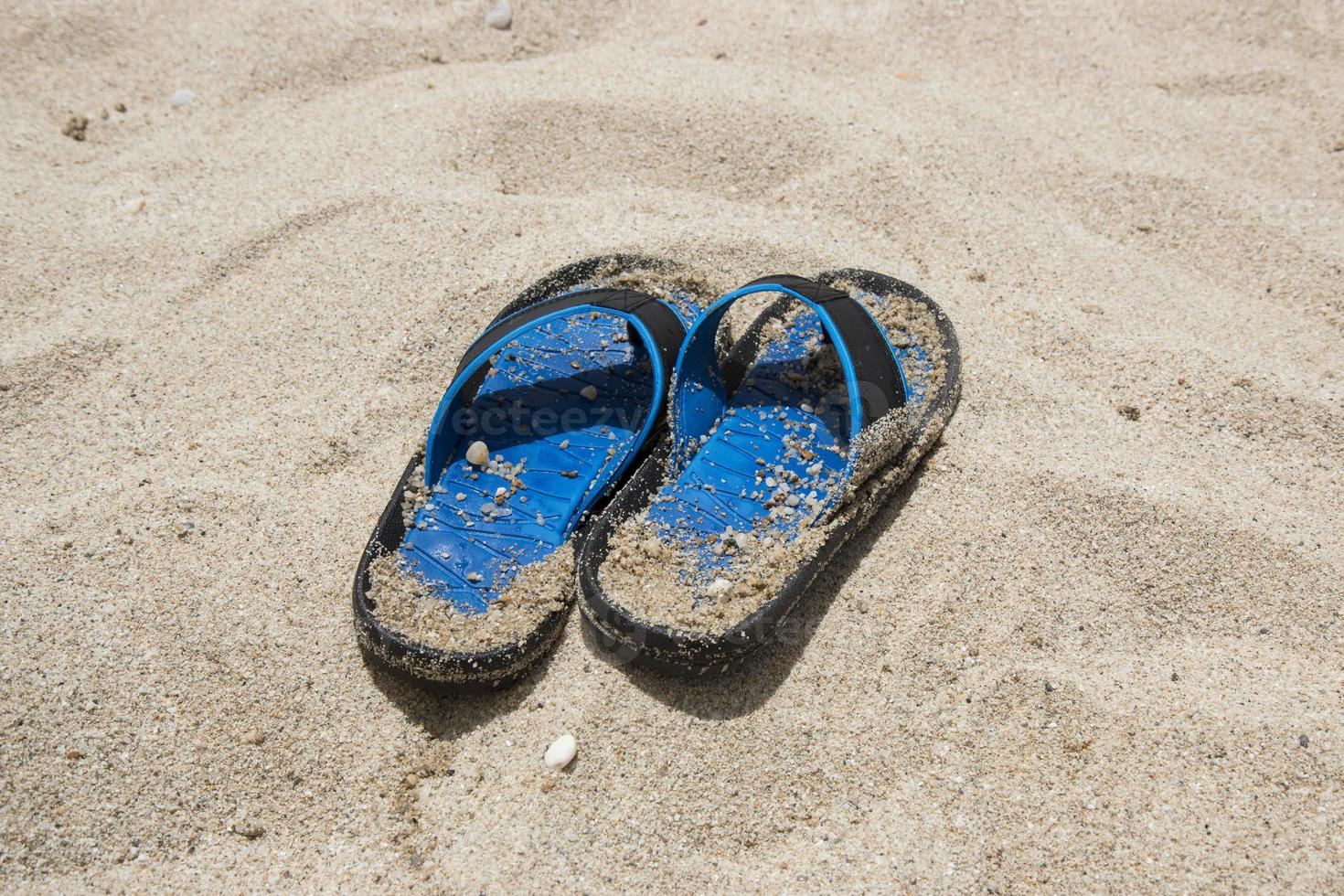 chinelo azul na praia foto