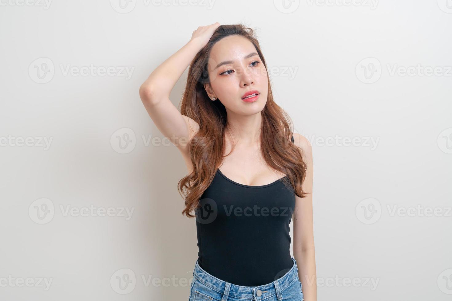 retrato linda mulher asiática com sentimento feliz e sorrindo sobre fundo branco foto