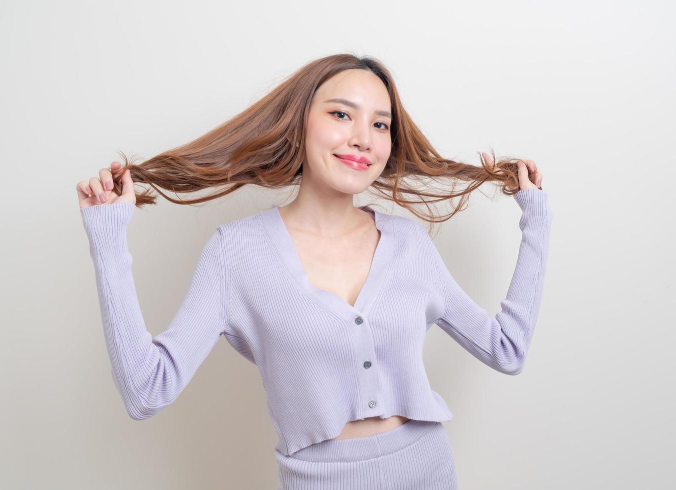 retrato linda mulher asiática com sentimento feliz e sorrindo sobre fundo branco foto