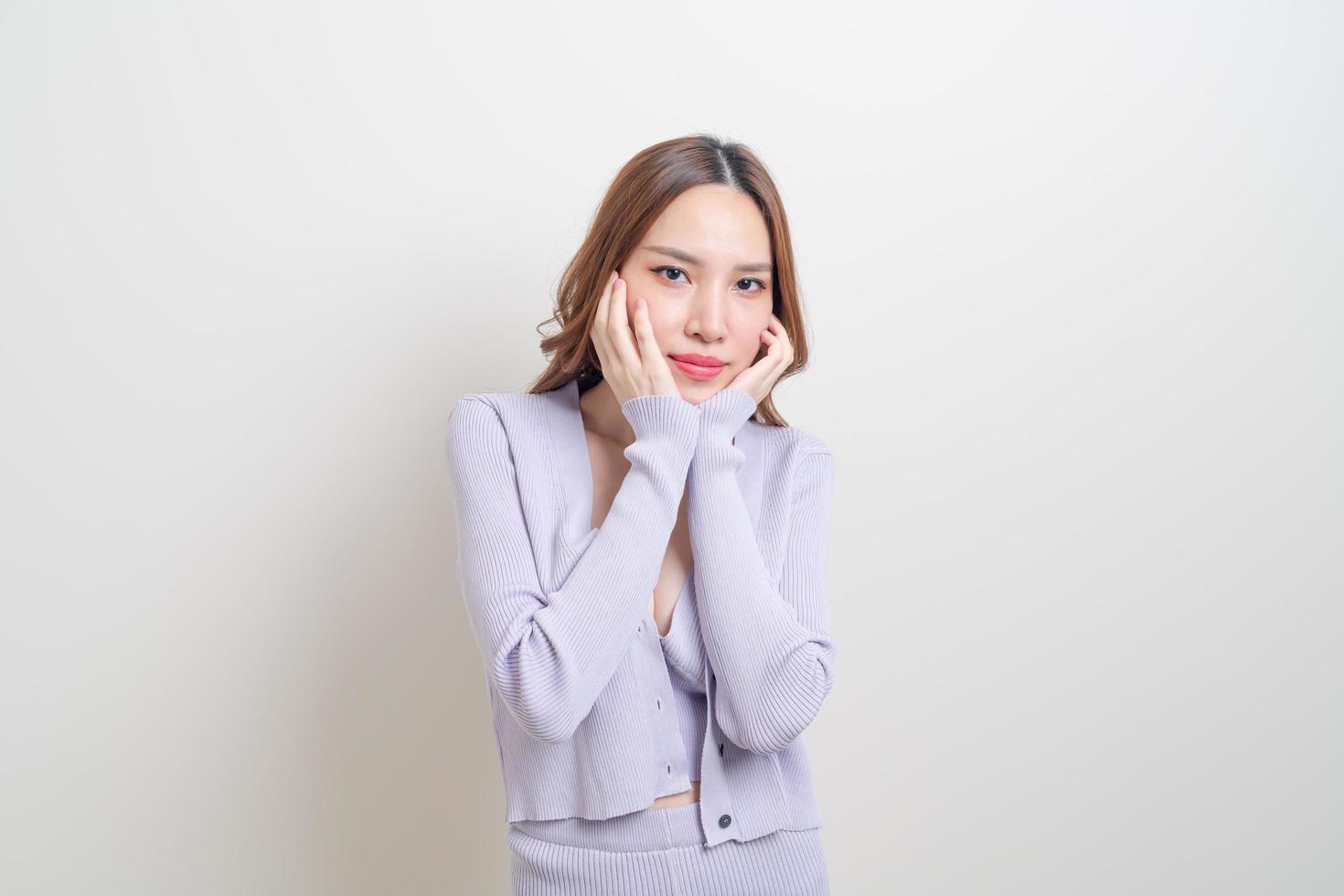 retrato linda mulher asiática com sentimento feliz e sorrindo sobre fundo branco foto