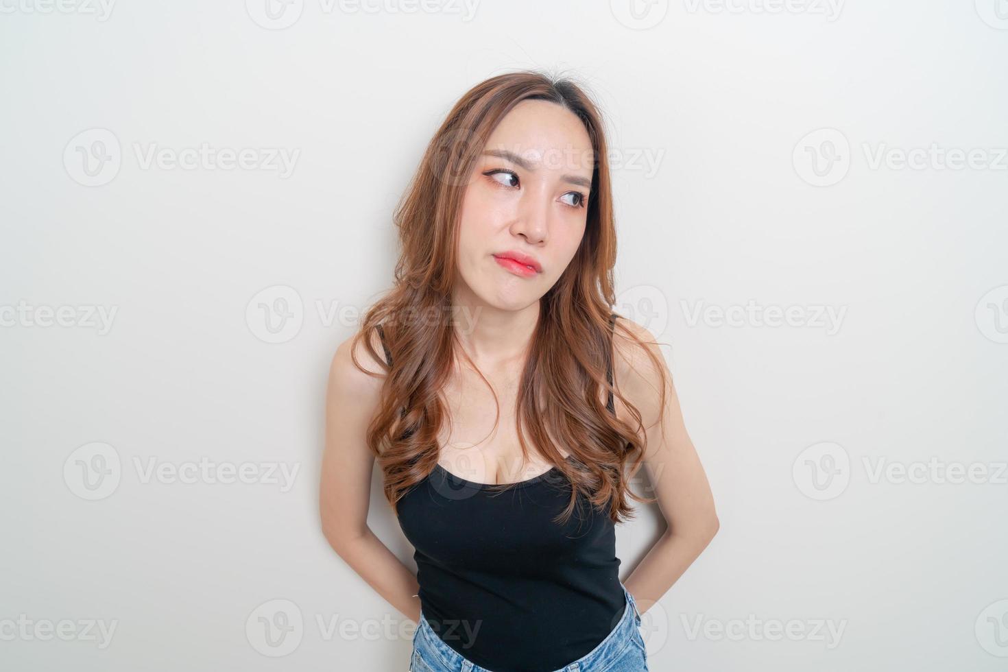 retrato linda mulher asiática com raiva, estresse, preocupação ou reclamação sobre fundo branco foto