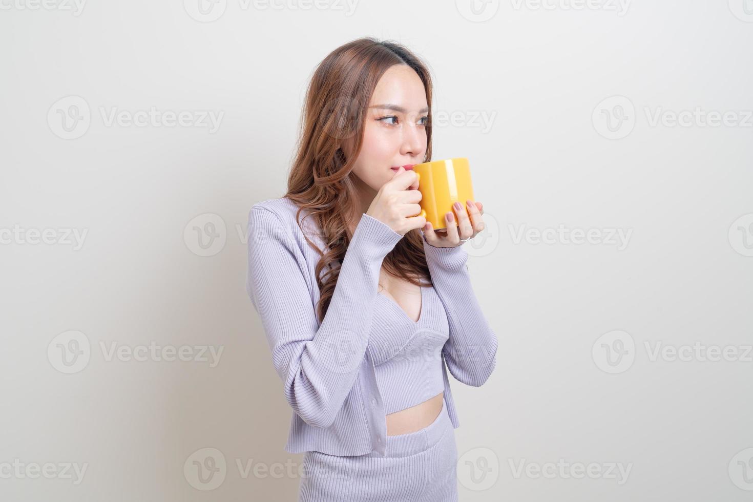 retrato linda mulher asiática segurando uma xícara de café ou caneca no fundo branco foto