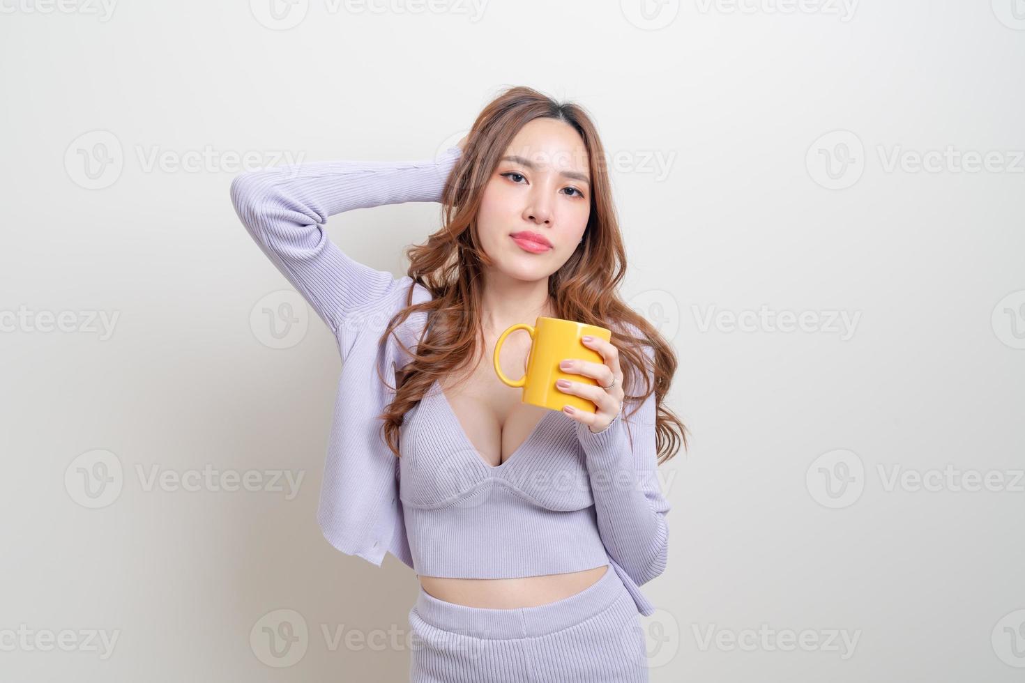 retrato linda mulher asiática segurando uma xícara de café ou caneca no fundo branco foto