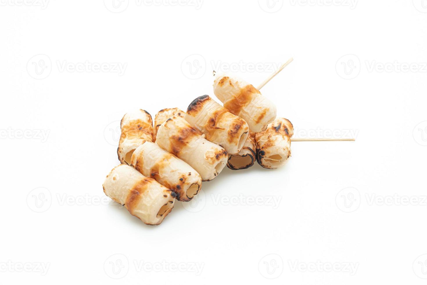 Espeto de bolo de pasta de peixe grelhado em forma de tubo isolado no fundo branco foto