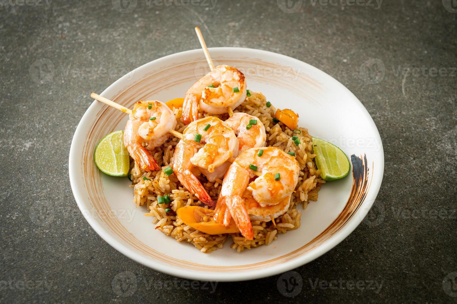 arroz frito com camarão ou espetos de camarão foto