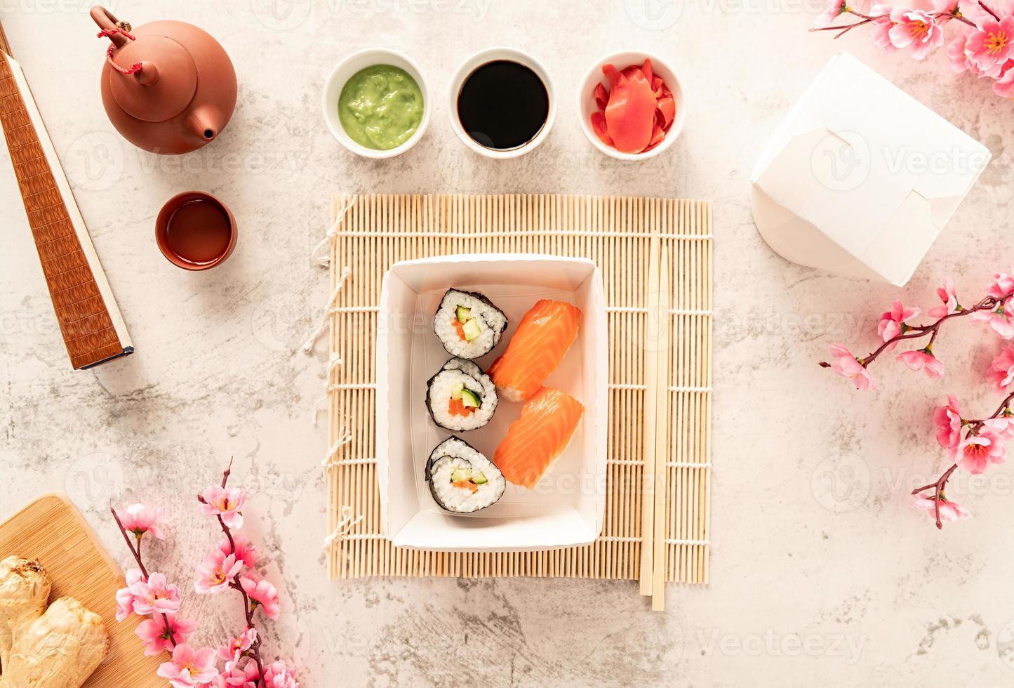 conjunto de sushi em caixa descartável de papel artesanal com molho de soja e gengibre foto