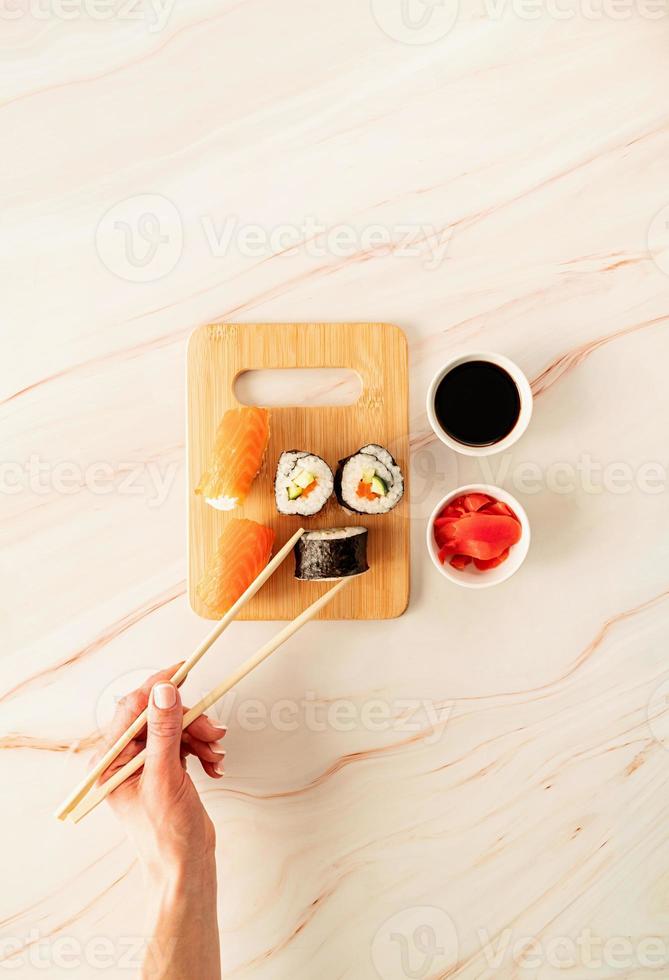 sushi salmão definido em uma tábua de madeira foto