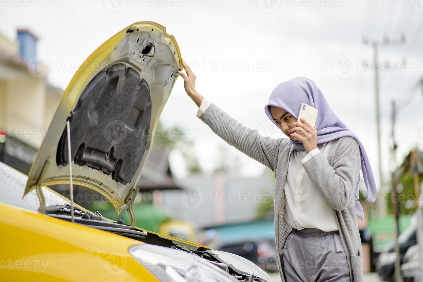 retrato de mulher asiática ocupada ligando para a oficina para obter serviços foto