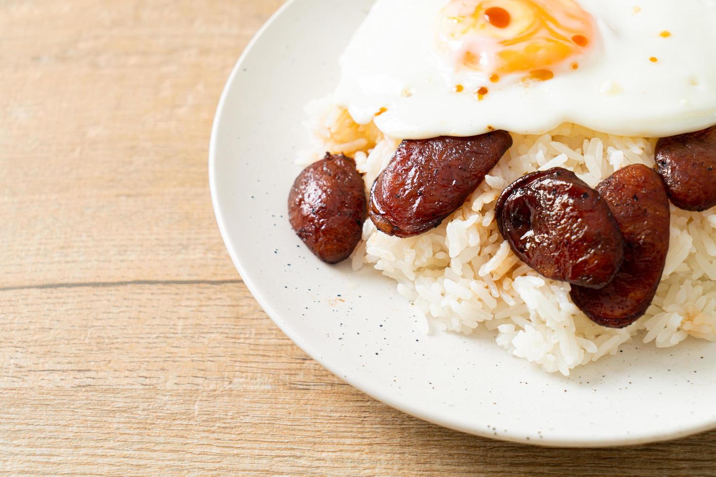 arroz com ovo frito e linguiça chinesa - comida caseira em estilo asiático foto