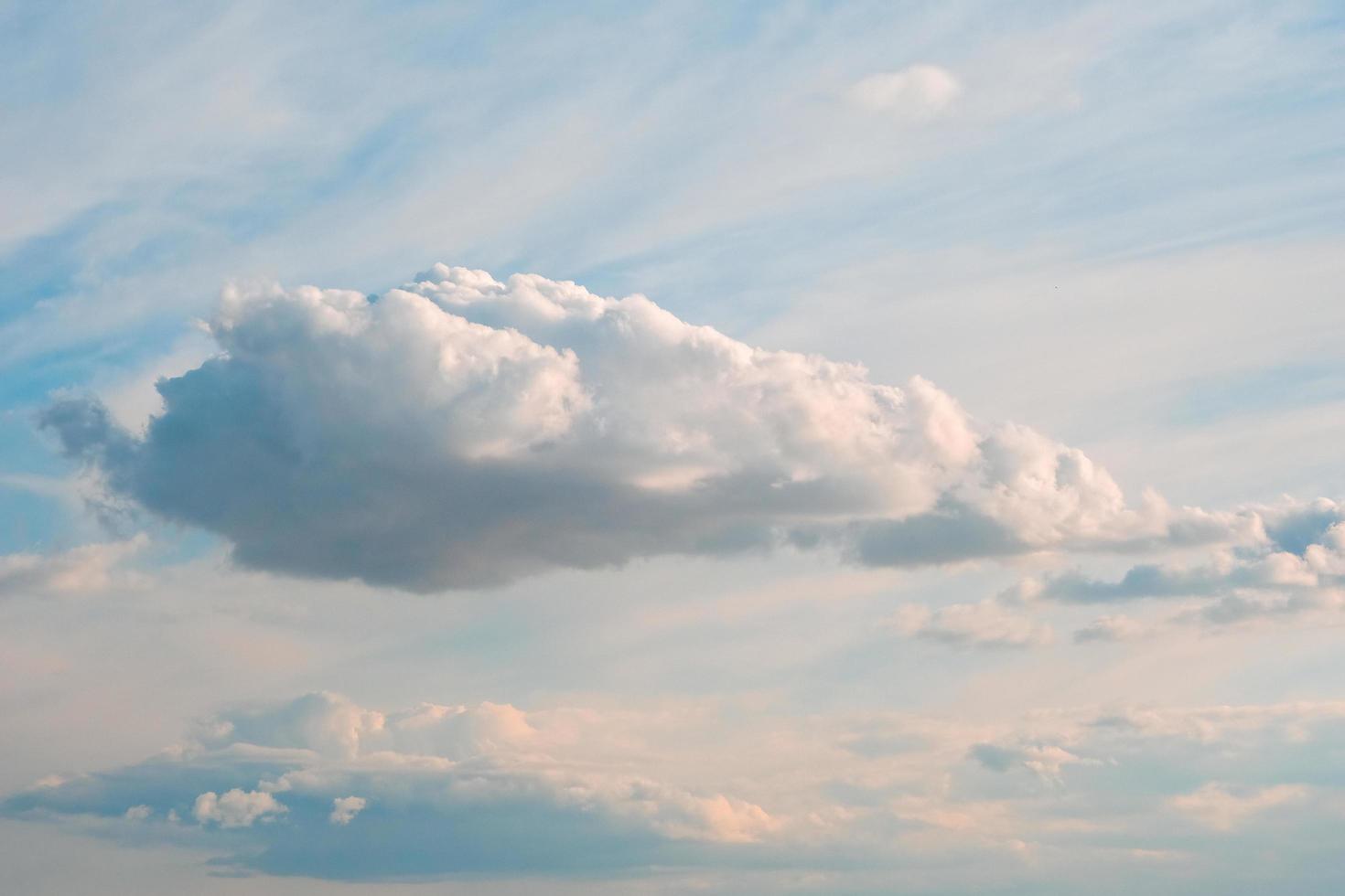 linda nuvem branca cremosa acima no céu de verão foto