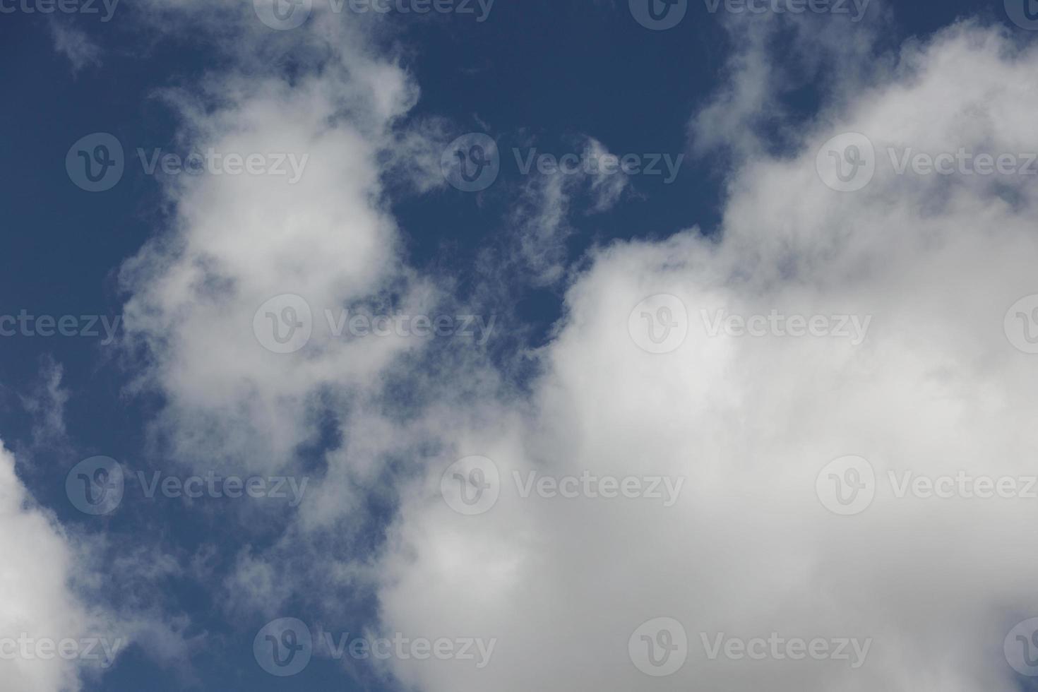 céu azul e nuvens, nuvens brancas flutuando no céu foto