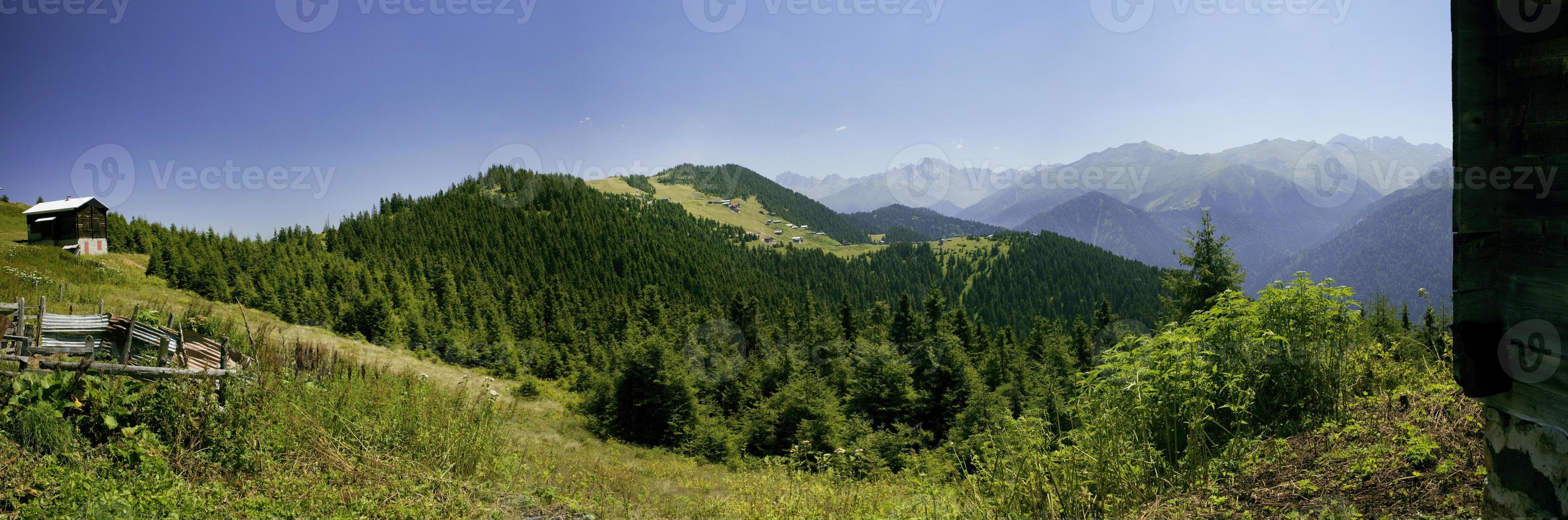 turquia, rize, platô de pokut, casas históricas em platô e vista da natureza foto