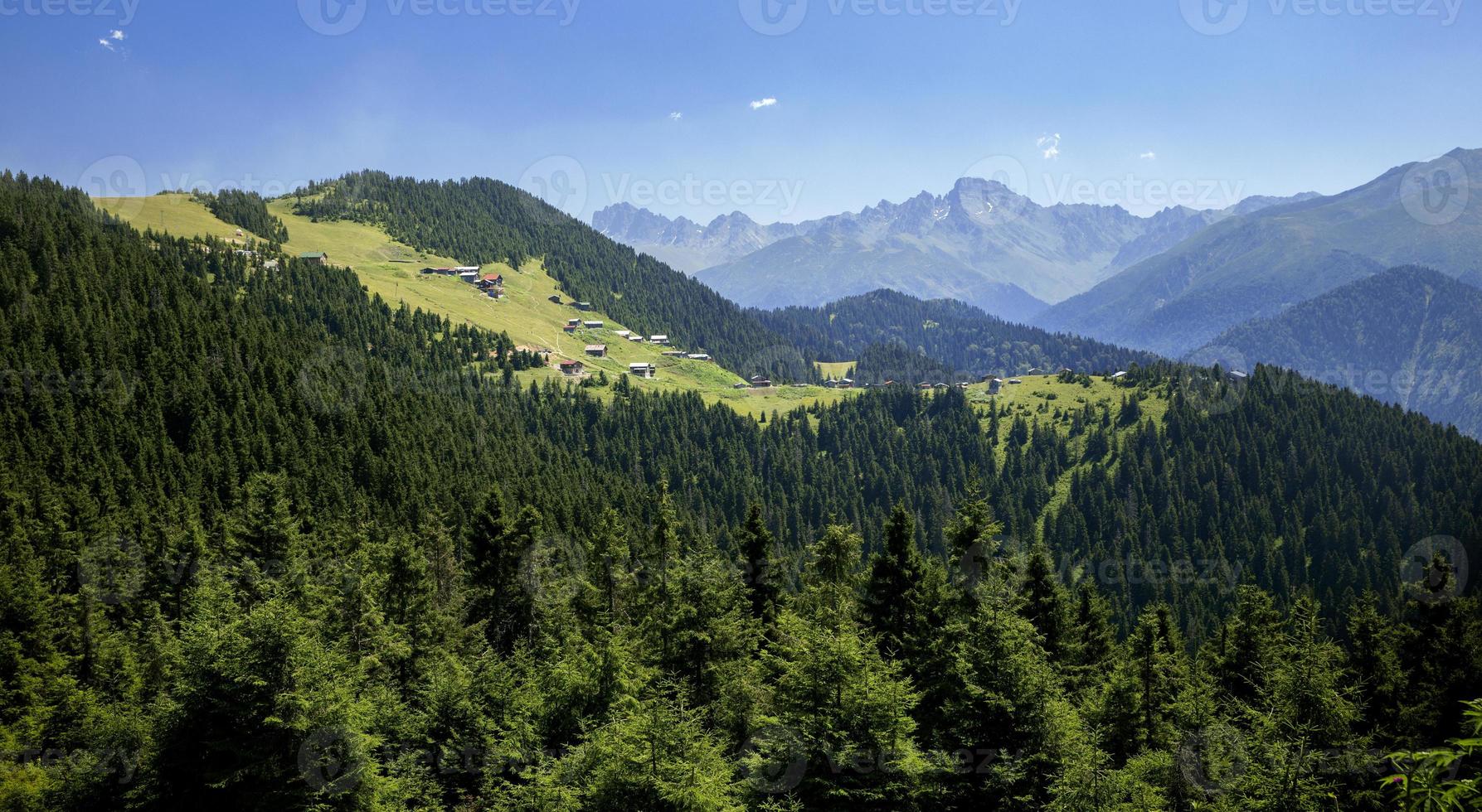 turquia, rize, platô de pokut, casas históricas em platô e vista da natureza foto