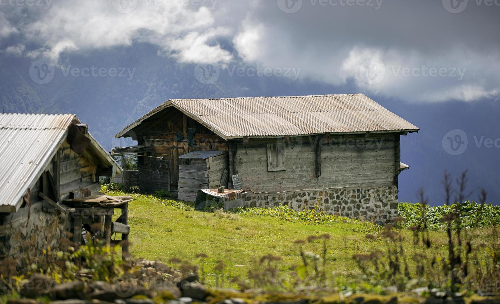 turquia, rize, sal plateau, antiga casa de madeira no altiplano foto