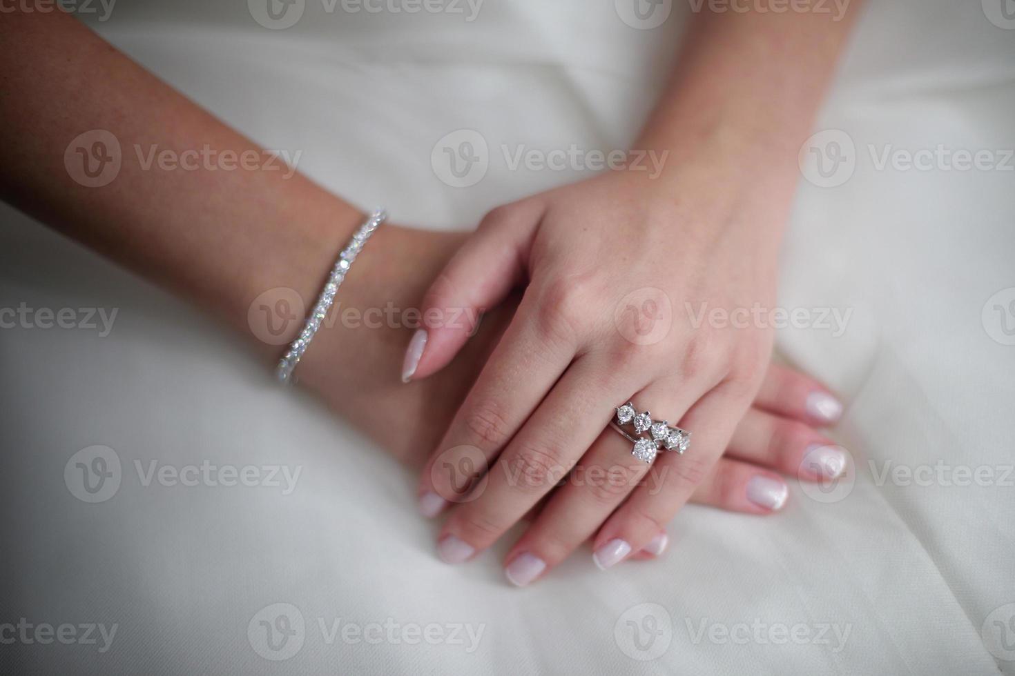 anéis de noiva com diamantes, preparações para casamento, oferta de casamento foto