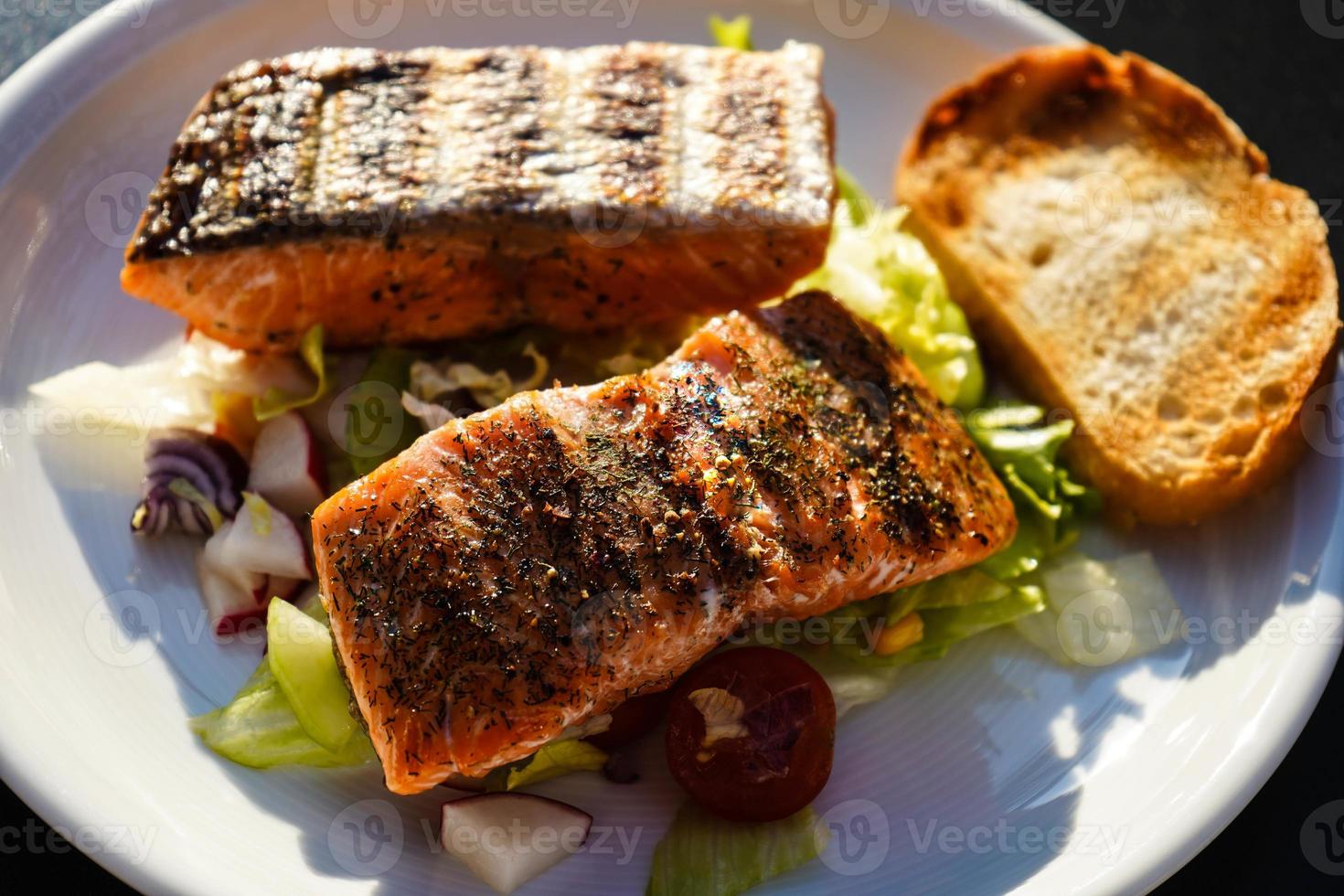 Filé de truta de salmão fresco com especiarias de ervas e salada para churrasco foto