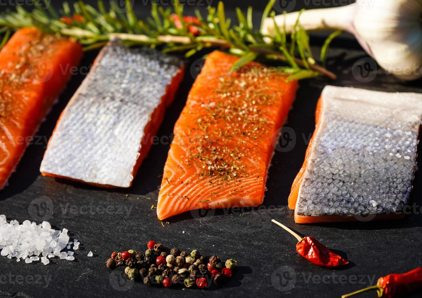 Filé de truta de salmão fresco com especiarias de ervas e salada para churrasco foto