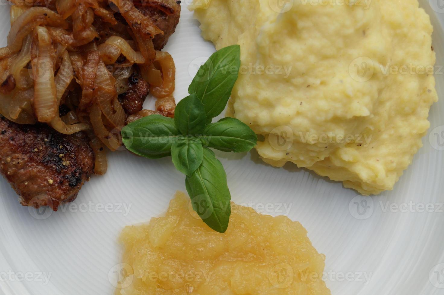 Fígado de gado fresco com cebola assada e purê de batata foto