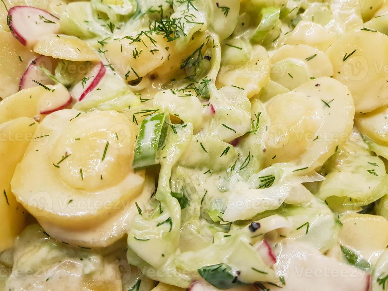 Bolinhos de peixe de filé de cavala defumada com salada foto