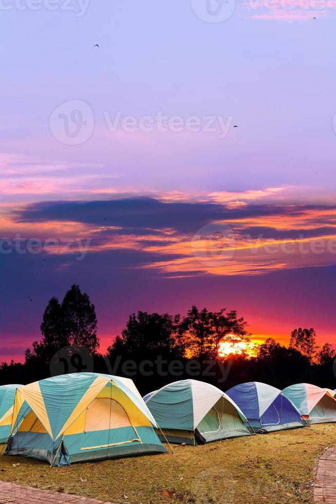 tenda turística com fundo lindo pôr do sol foto