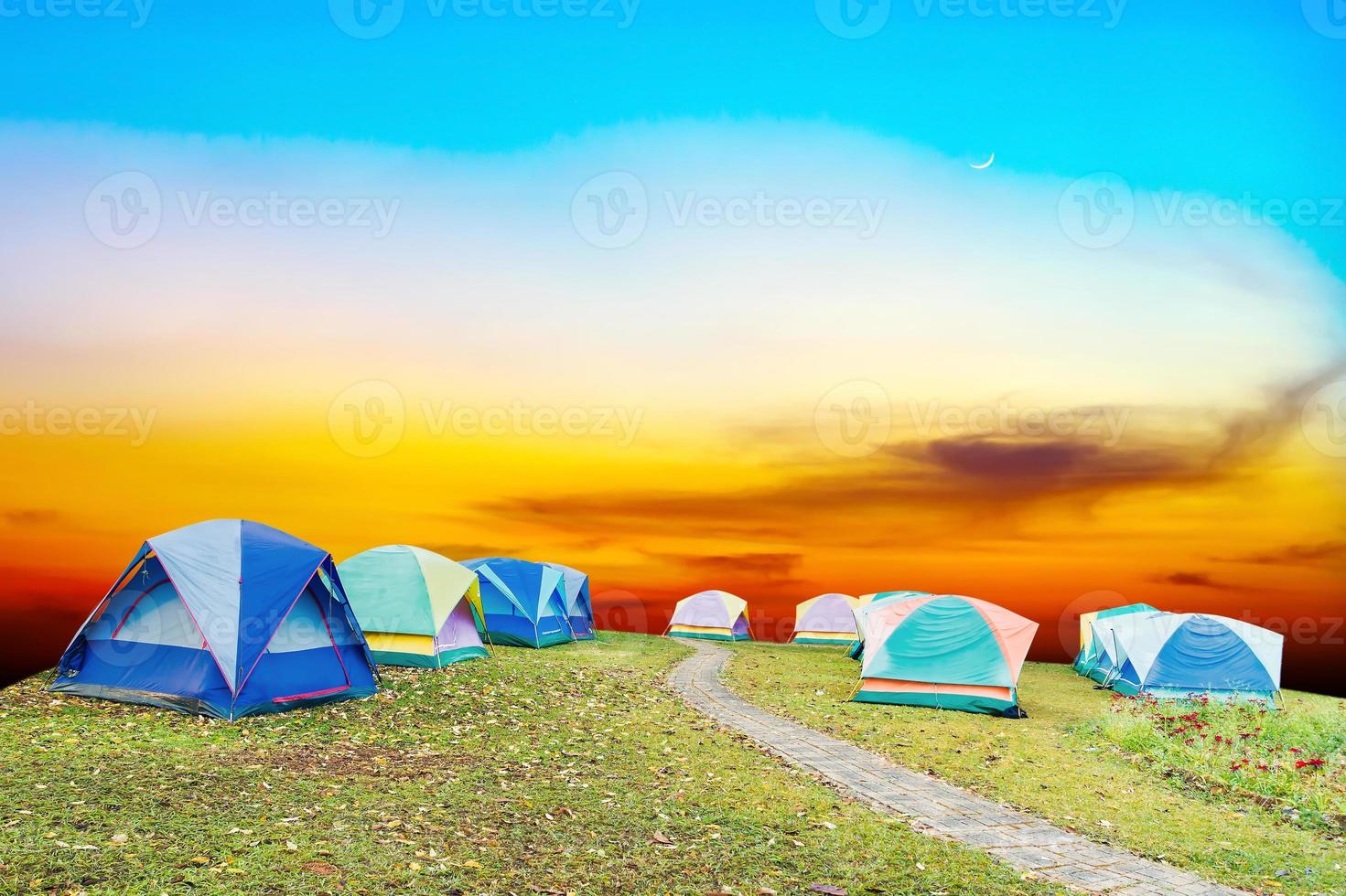 tenda turística com fundo lindo pôr do sol foto