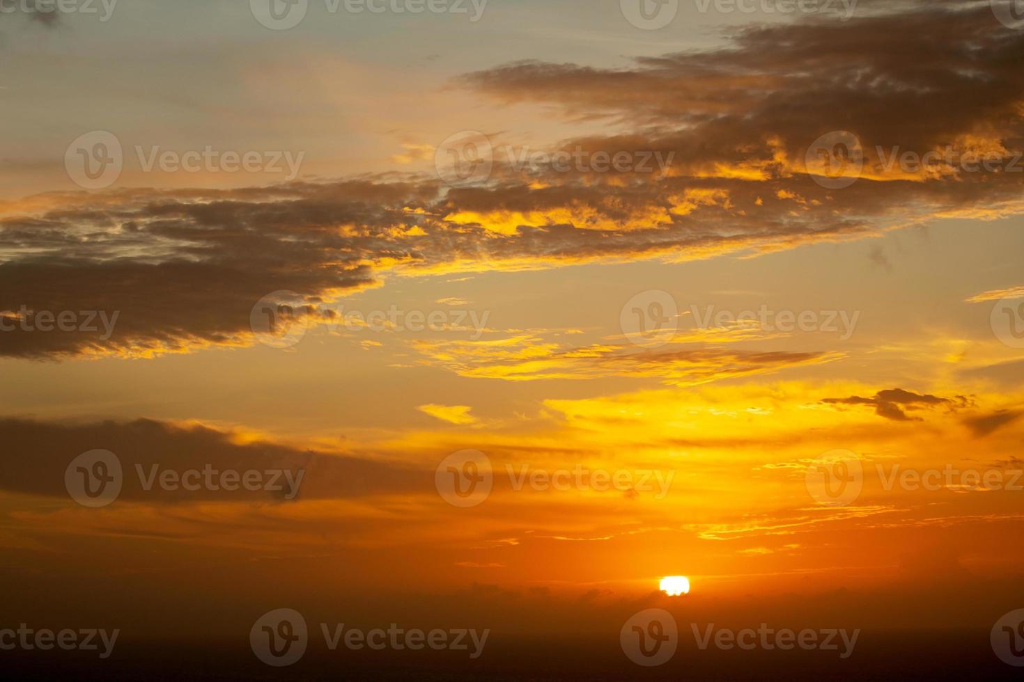 nuvens majestosas no céu pôr do sol foto