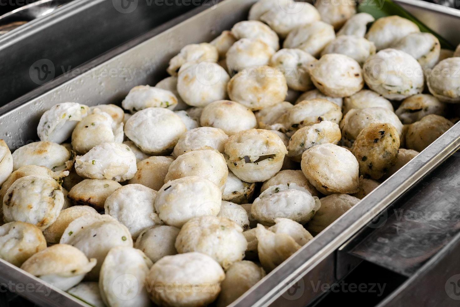 bolinhos de arroz pegajoso frito xoi chien phong no vietnã foto