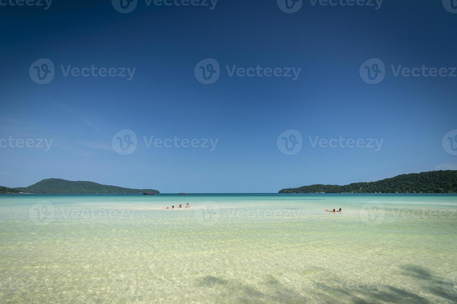 Praia da Baía de Saracen na Ilha de Koh Rong Samloen no Camboja foto