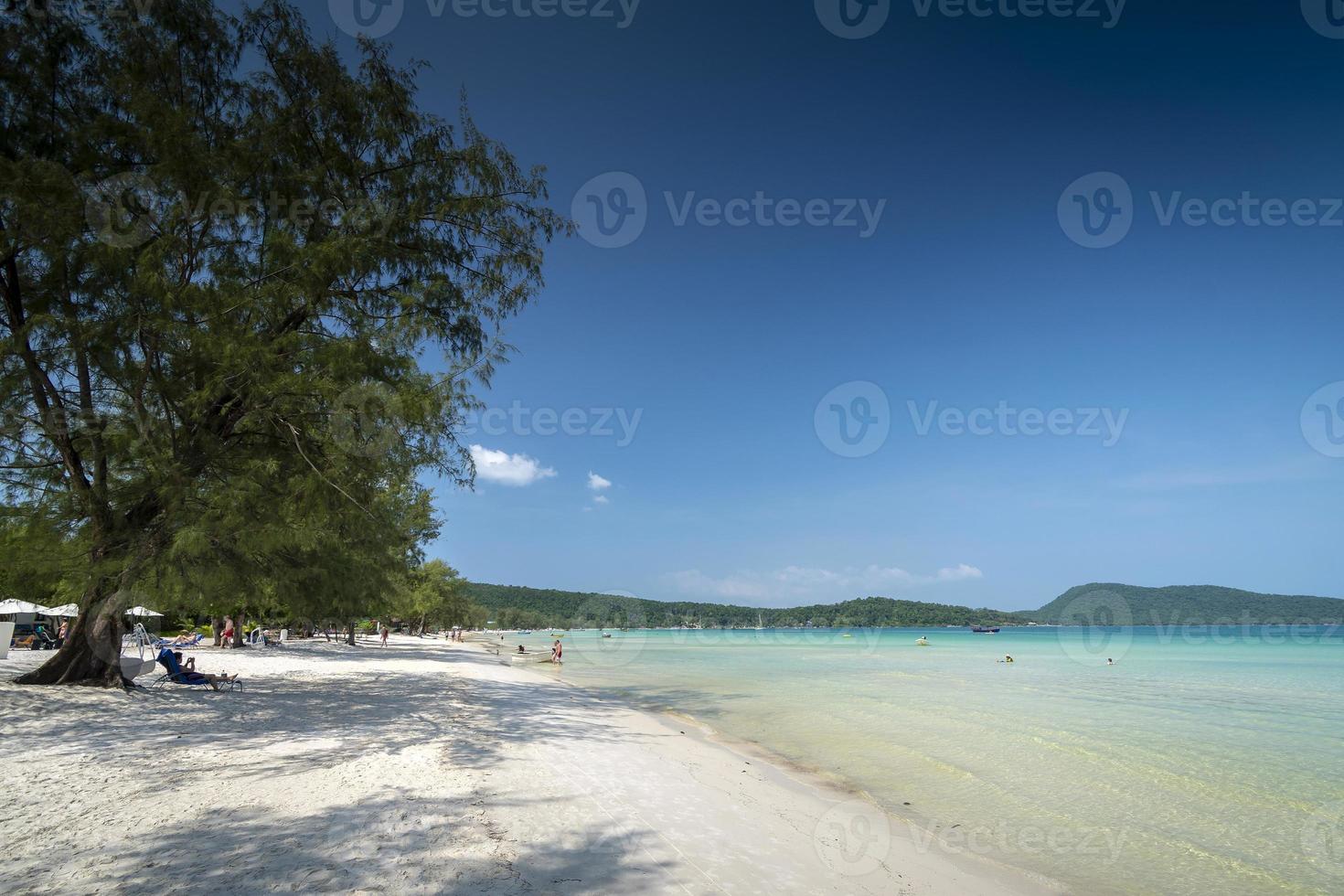 Praia da Baía de Saracen na Ilha de Koh Rong Samloen no Camboja foto