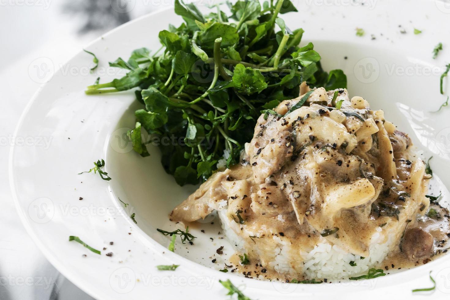 Strogonoff de porco com creme de cogumelos e molho de páprica refeição gourmet foto