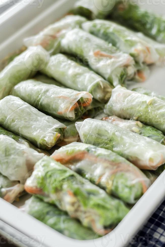 muitos rolinhos primavera tailandeses frescos na bandeja da mesa do buffet durante a festa foto