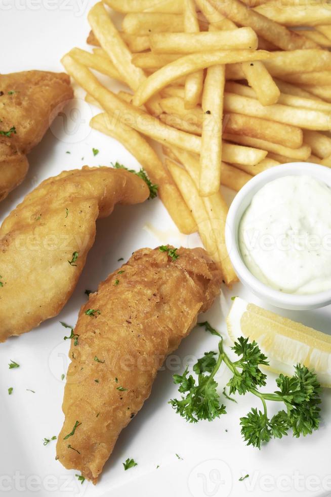 refeição tradicional britânica de peixe com batatas fritas em prato branco foto