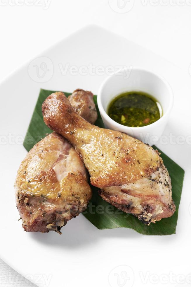 aperitivo de coxinhas de frango assado com molho picante de pimenta tailandesa verde no prato branco foto