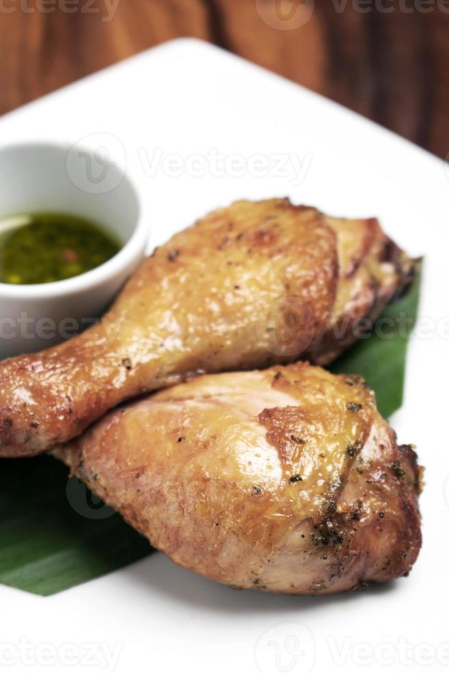 aperitivo de coxinhas de frango assado com molho picante de pimenta tailandesa verde no prato branco foto