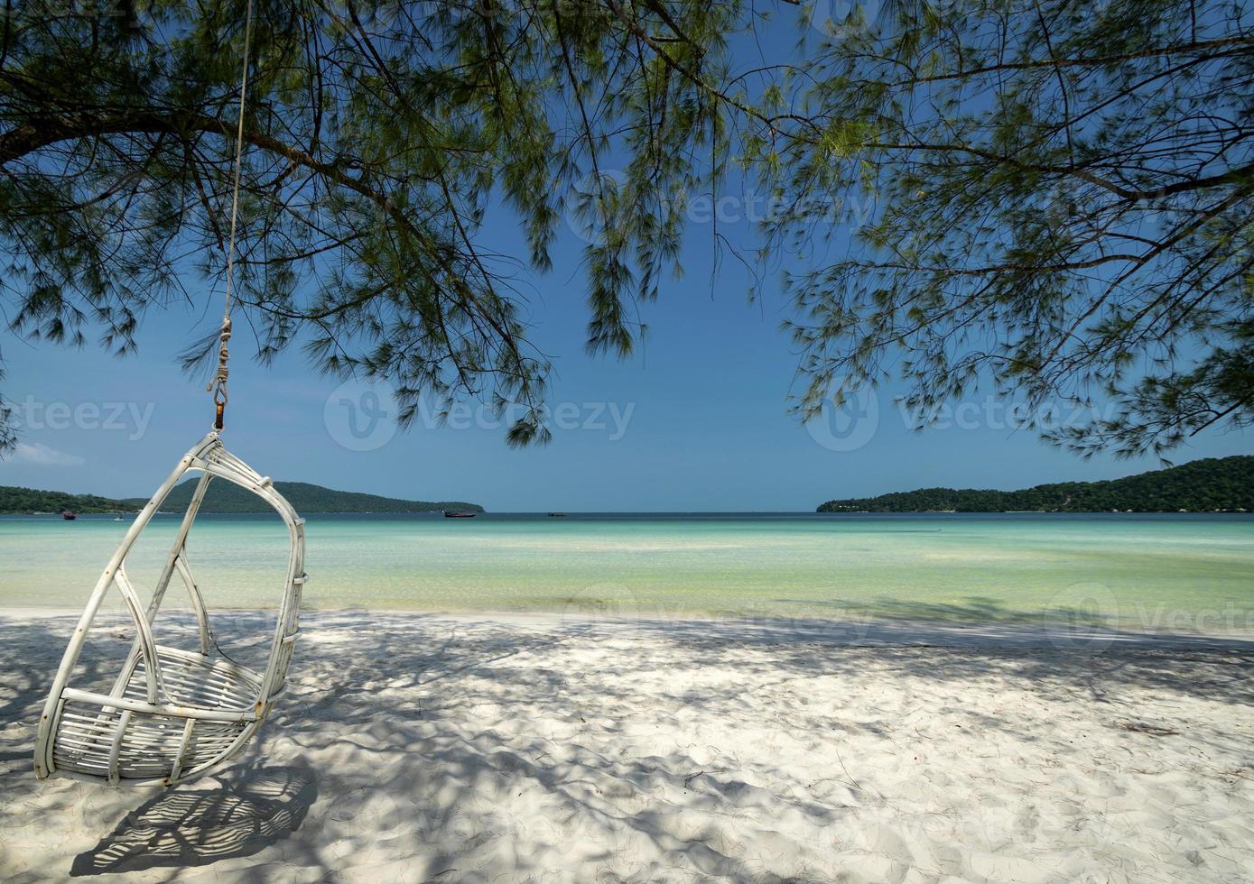 praia da baía de saracen no paraíso tropical ilha de koh rong samloen perto de siahnaoukville no camboja foto