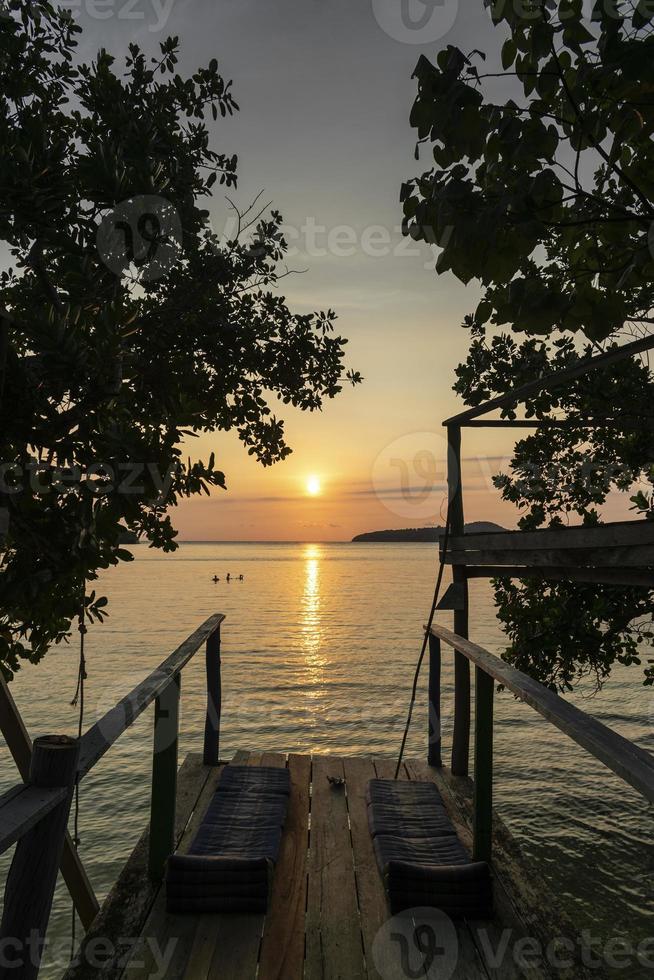 vista da ilha de koh ta kiev em direção a koh russei, perto de sihanoukville, no camboja, ao pôr do sol foto