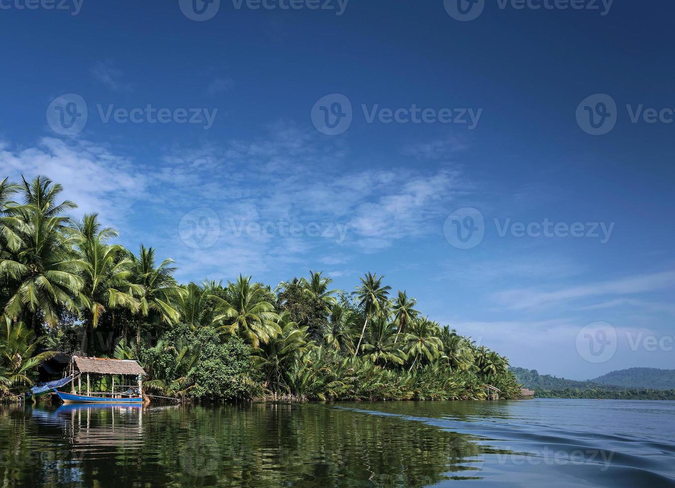 barco tradicional e cabana na selva no rio tatai nas montanhas de cardamomo do camboja foto