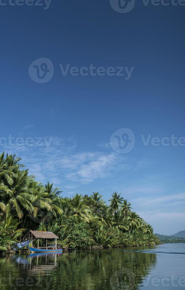 barco tradicional e cabana na selva no rio tatai nas montanhas de cardamomo do camboja foto