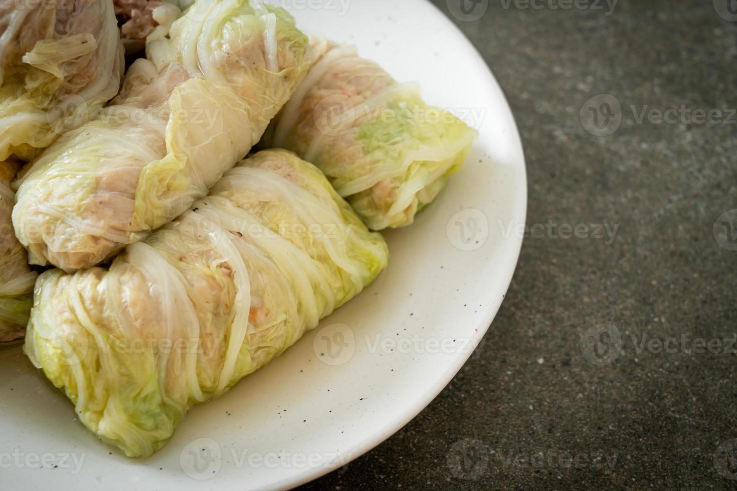 carne de porco picada embrulhada em couve chinesa foto