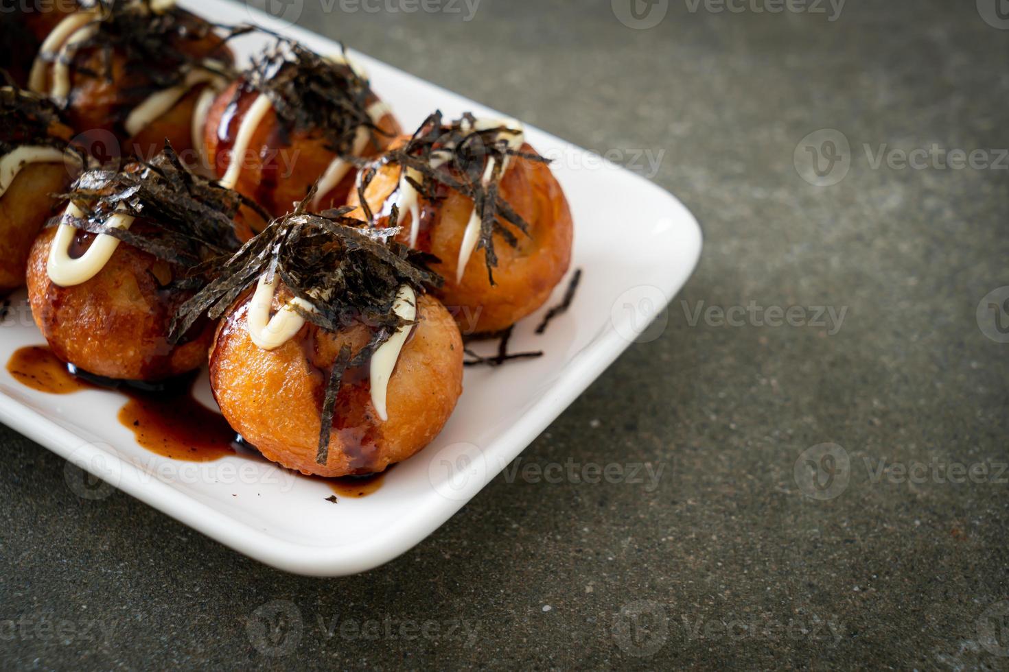 bolinhos de takoyaki ou bolinhas de polvo foto