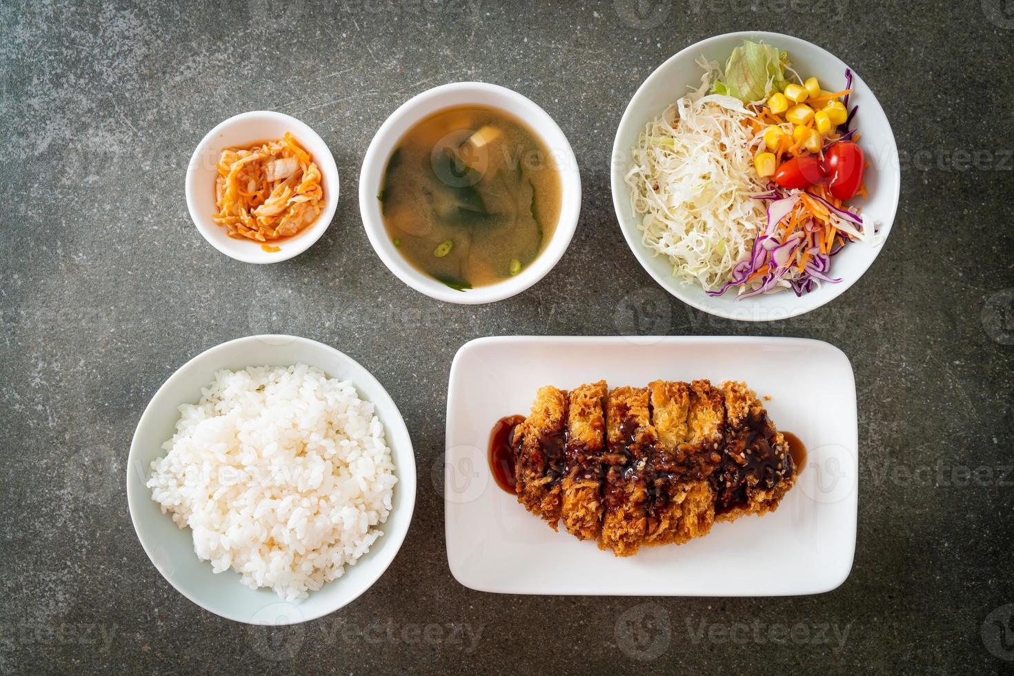 tonkatsu - costeleta de porco japonesa frita com arroz foto