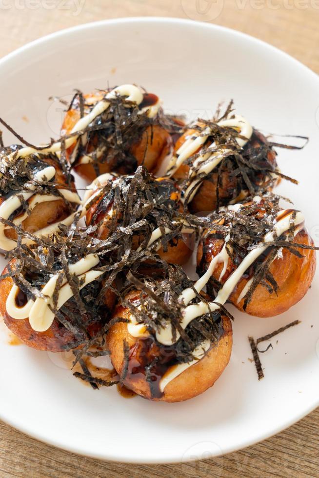 bolinhos de takoyaki ou bolinhas de polvo foto