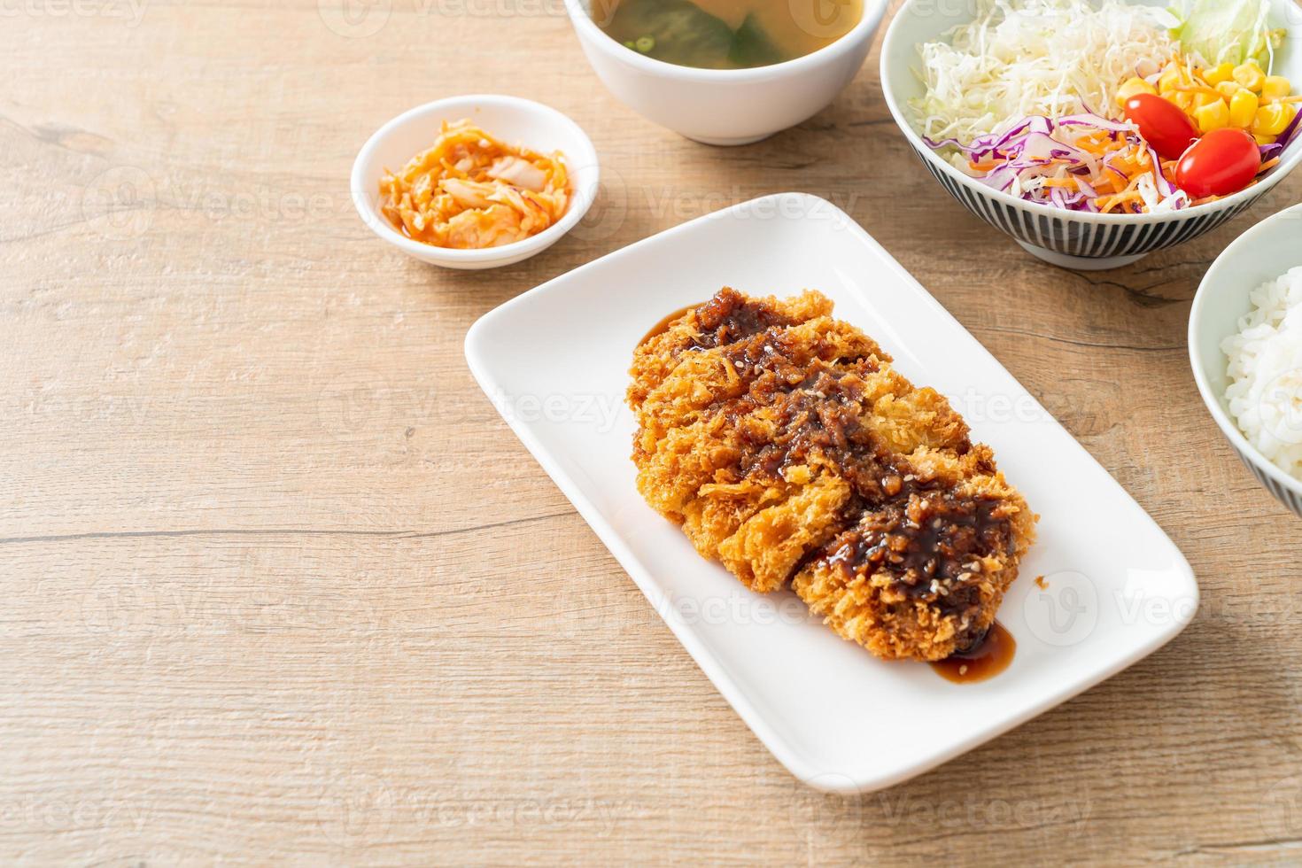 tonkatsu - costeleta de porco japonesa frita com arroz foto